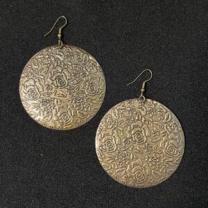 Elegant Floral Patterned Gold Earrings